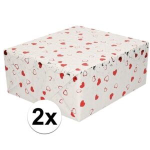 2x Gemetaliseerd inpakpapier/cadeaupapier met krullen en hartjes in rood en zilver 150 cm per rol 10158825