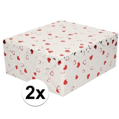 2x Gemetaliseerd inpakpapier/cadeaupapier met krullen en hartjes in rood en zilver 150 cm per rol 10158825